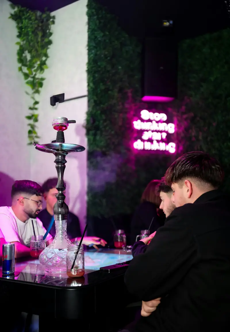 Tischszene mit Shisha und Karte