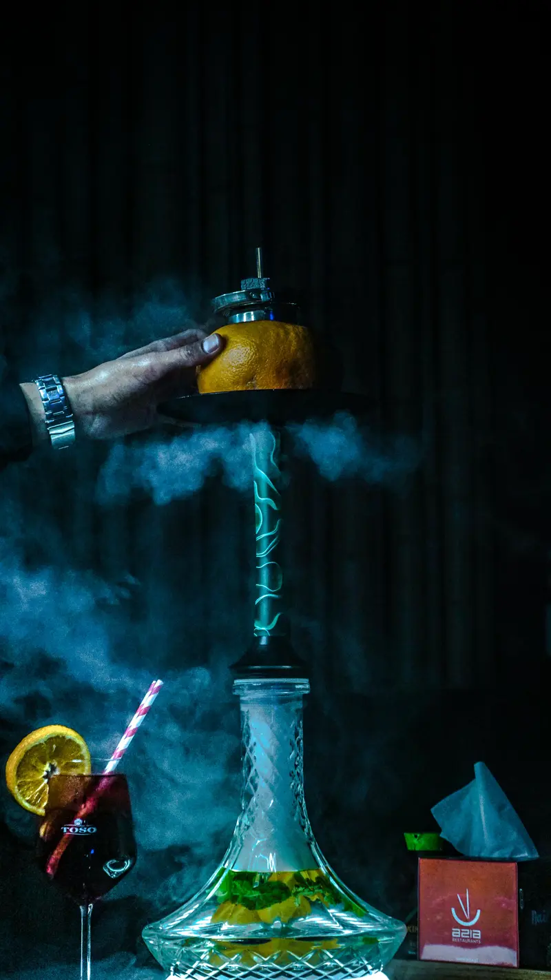 Dunkle Lounge mit warmem Drei Acht Licht