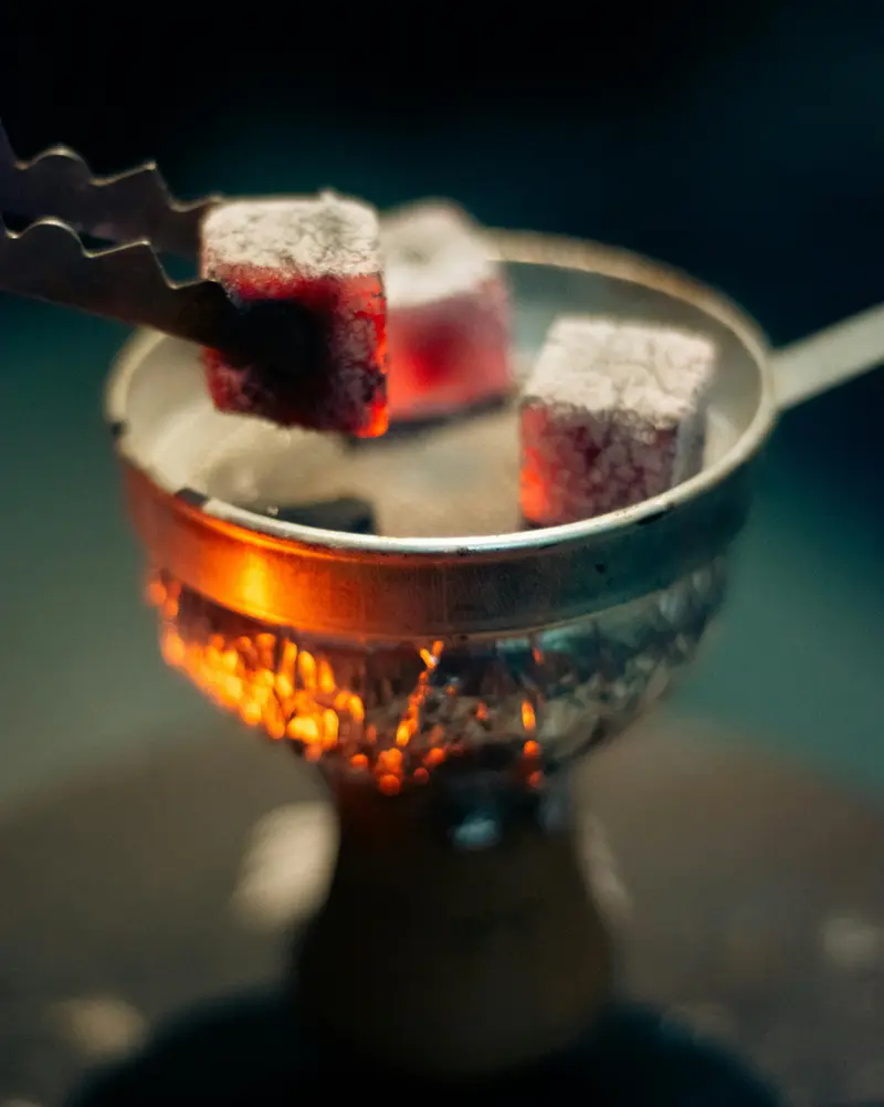 Glühende Kohle auf dem Shisha-Kopf — Materialdetail